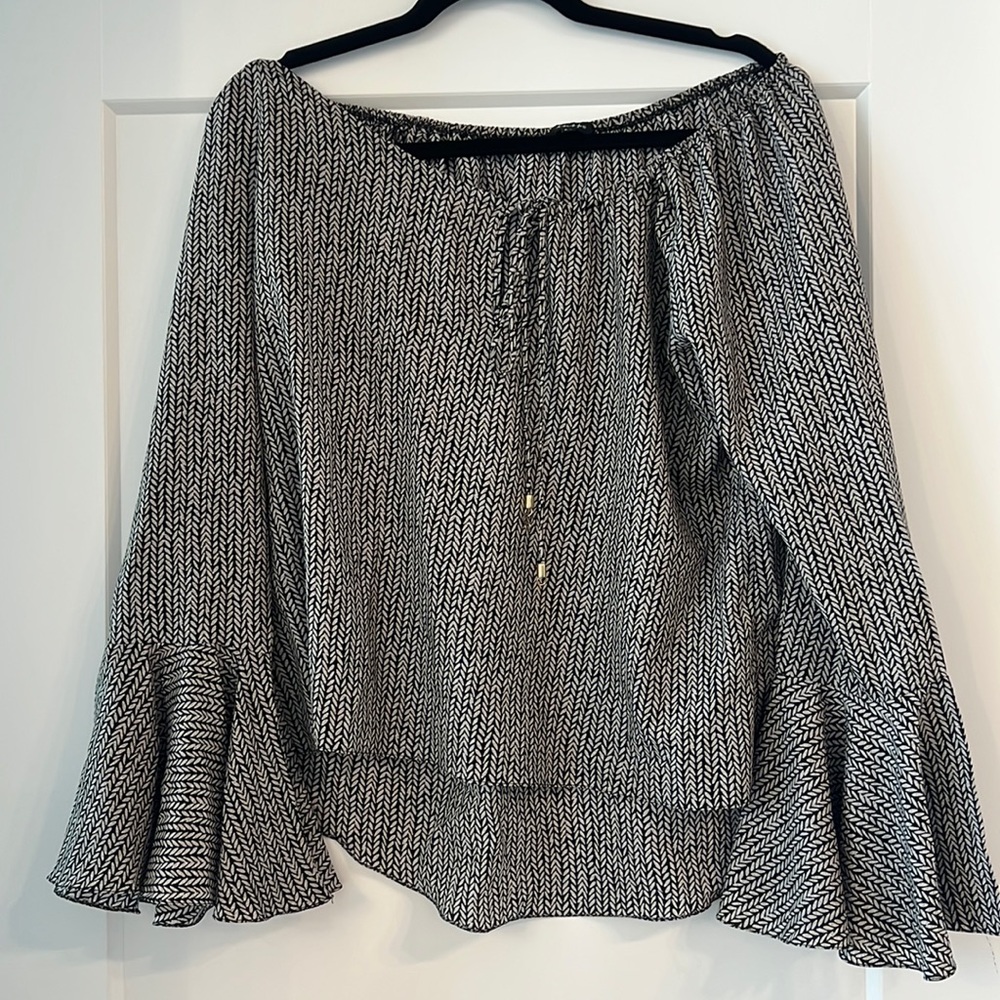 Black and beige patterned long sleeve blouse size M